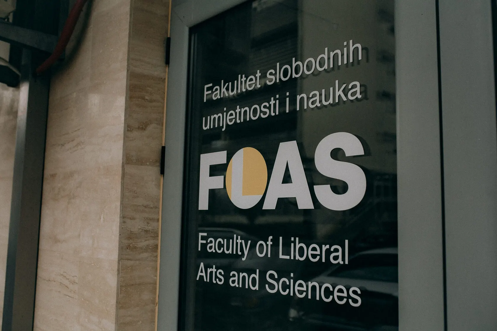Факультет свободных искусств и наук оказался в списке нежелательных организаций; обсуждаются последствия для студентов и сотрудников и планы по обеспечению безопасности.