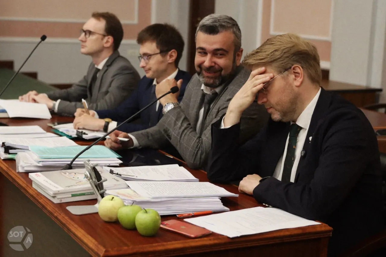 В Верховном суде рассматривают претензии к партии за публикации без разрешения, использование материалов и призывы к миру. Истец заявляет о нарушениях авторских прав, агитационных правил и перерасходе бюджета на кампанию.
