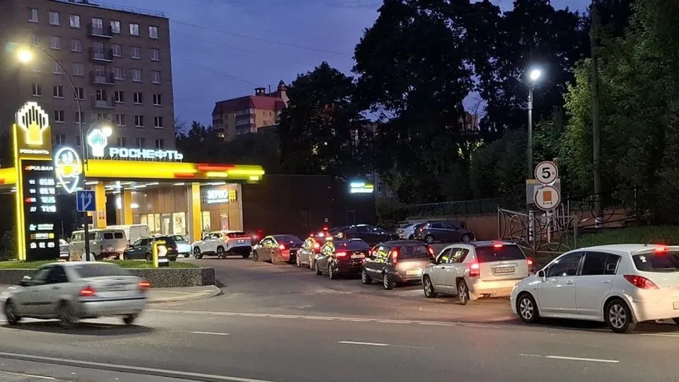 Очереди на АЗС вновь возникают в регионах России на фоне кризиса в топливной отрасли. Жители жалуются на длительное ожидание и ограниченные поставки; власти реагируют мерами по импорту и качеству топлива.