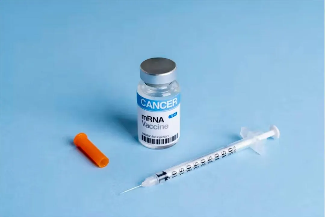 Компании Moderna и Merck опубликовали данные о персонализированной мРНК-вакцине против меланомы; акции отреагировали скачком, а в России такие подходы включены в базовую программу ОМС, что расширяет доступ к терапии.