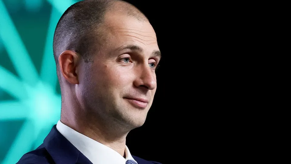 Крупнейшая российская соцсеть VK за первые шесть месяцев 2026 года зафиксировала чистый убыток 3,8 млрд рублей, хотя выручка выросла примерно на 12% и достигла 81 млрд рублей.