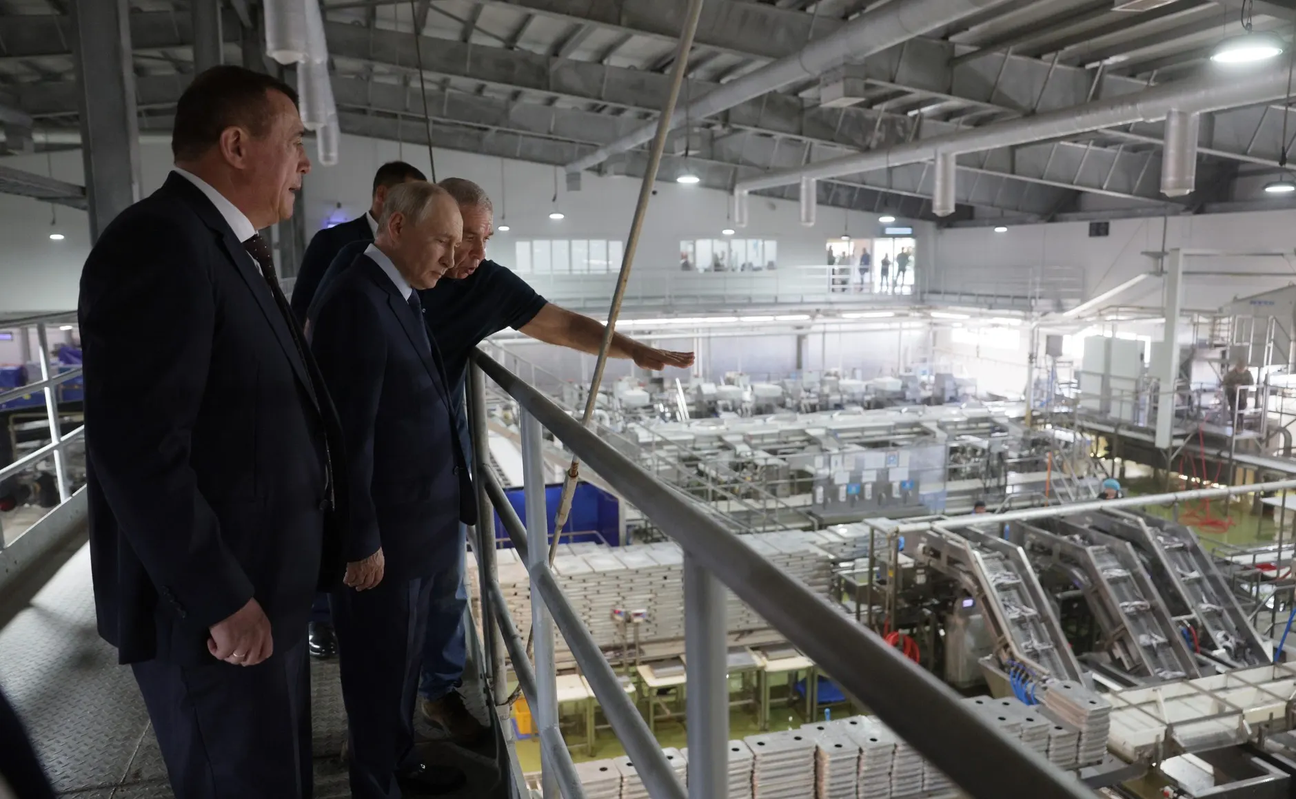 Президент России побывал на Курильских островах, что стало поводом для новых дипломатических заявлений Москвы и Токио по спорной территории.