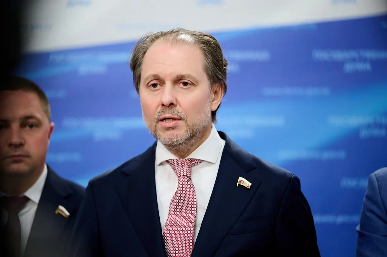 Новый руководитель комитета по охране здоровья — Владимир Сысоев, экономист и юрист, ранее занимавший пост замгубернатора Тюменской области.