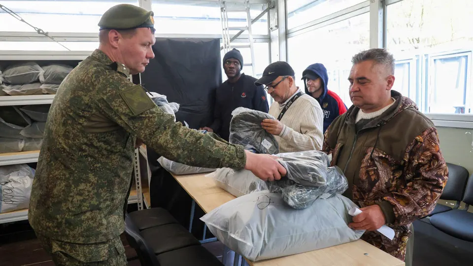 В регионах России чиновников штрафуют за невыполнение плана набора контрактников на войну против Украины; приведены примеры из Невинномысска, Братска и других муниципалитетов.