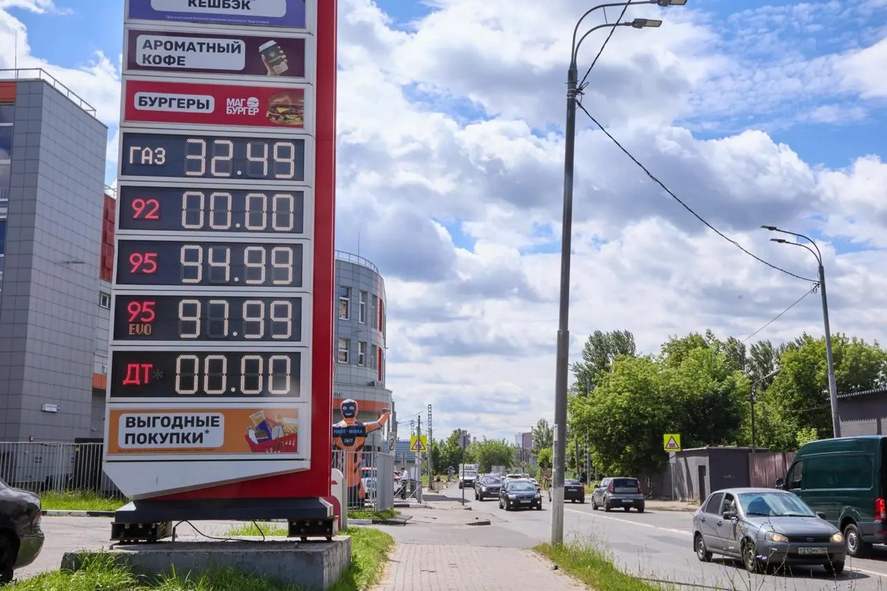 ФАС усиливает давление на независимые АЗС на фоне топливного кризиса: регулятор фиксирует рост числа дел и предупреждений; в регионе Калмыкия отмечено значительное удорожание бензина.