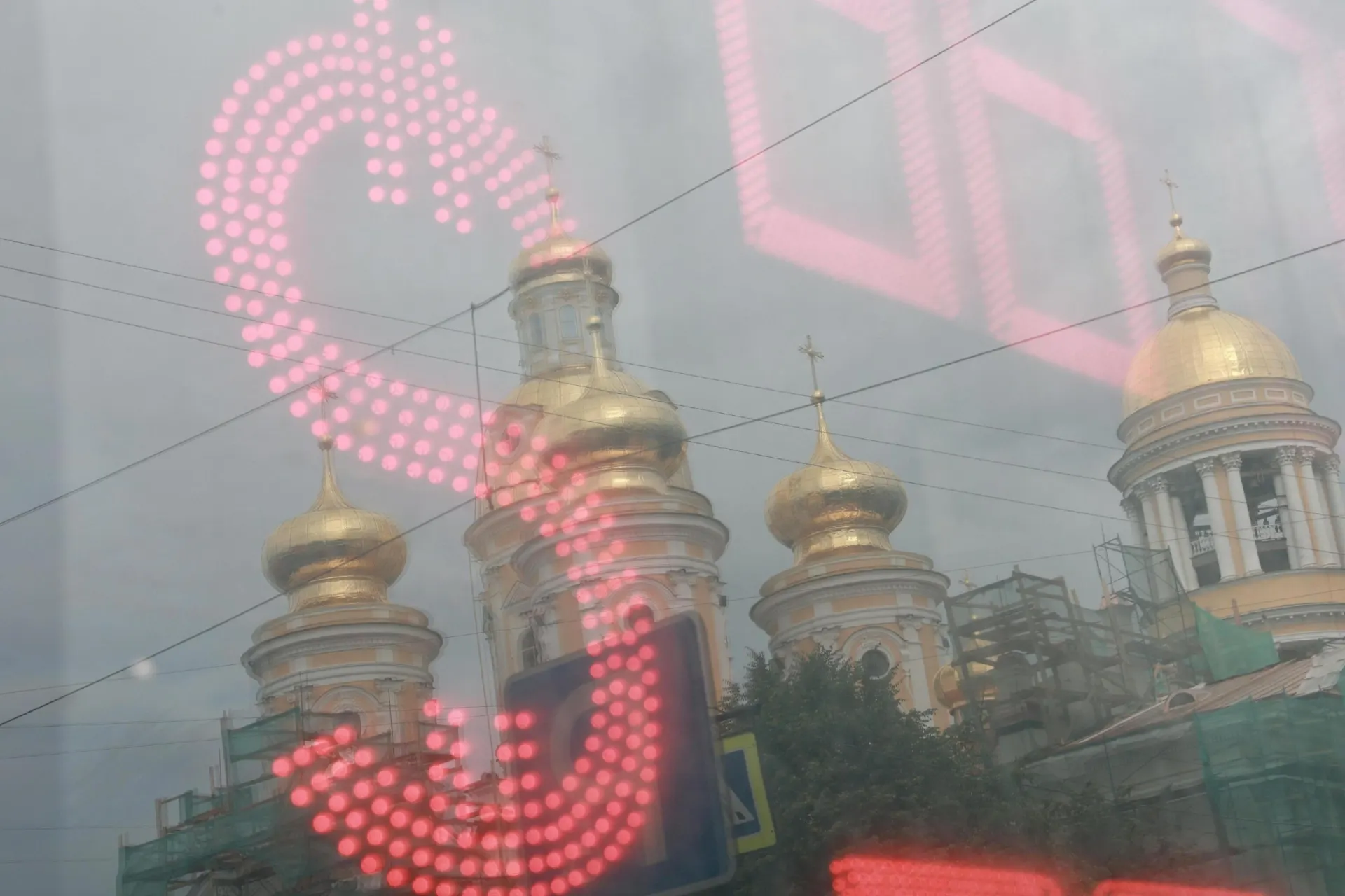 За лето рубль ослаб примерно на 25% к доллару; эксперты прогнозируют дальнейшие сценарии развития ситуации.