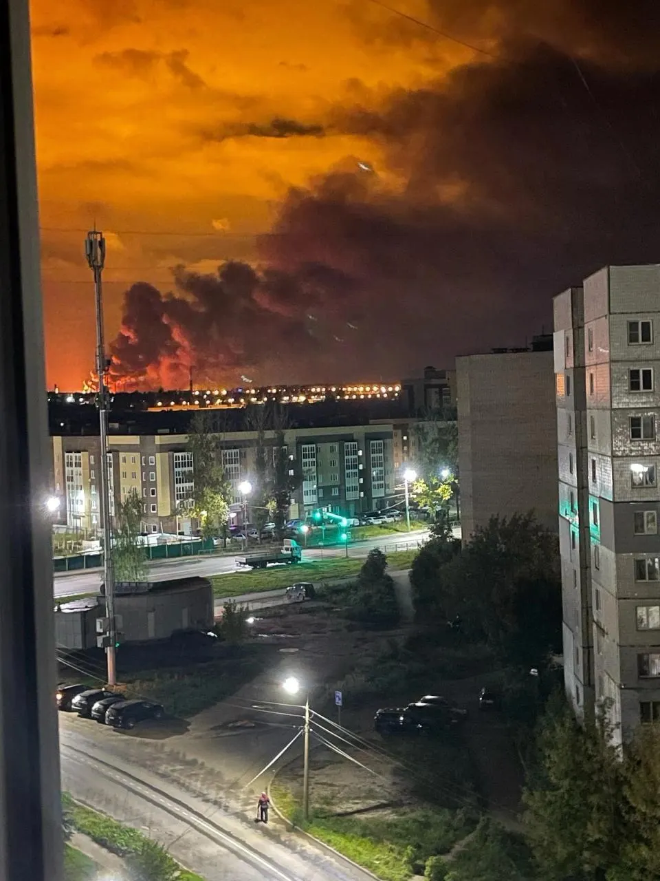 Беспилотники атаковали Ярославскую, Ростовскую и Московский регионы; повреждён нефтеперерабатывающий завод, часть Ростова осталась без света; случаи фиксируются по регионам, пострадавших нет.