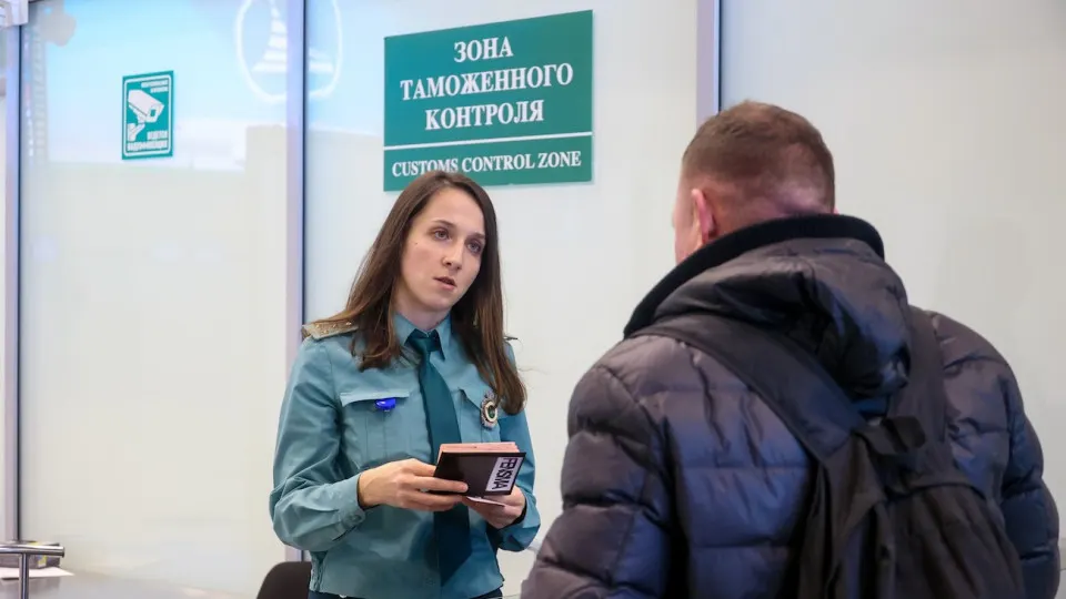 Правительство вводит меры ужесточения вывоза физического золота и наличных, устанавливая лимиты и требования к документам; изменения вступают в силу в ближайшее время.