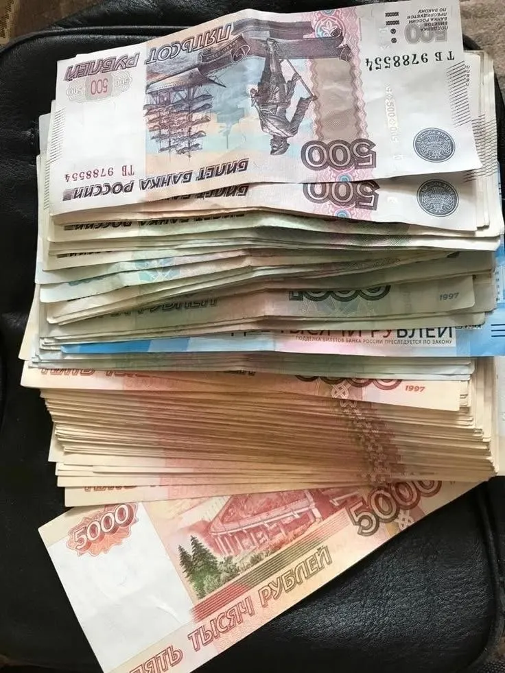 Депутаты рассматривают введение годовой премии, которую часто называют «13-й зарплатой»; на первом этапе инициатива касается работников бюджетной сферы, законопроект уже внесен в Госдуму.