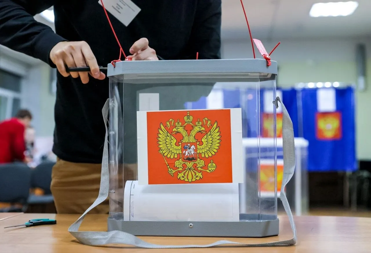 По данным экзитполов Единая Россия лидирует, среди участников — КПРФ, ЛДПР, Новые люди и другие, значительная доля воздержавшихся.