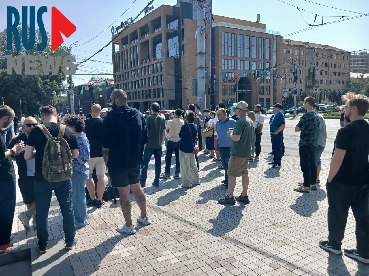 У посольства России в Ереване к обеду выстроилась крупная очередь из избирателей; рядом проходит митинг примерно на сто человек.