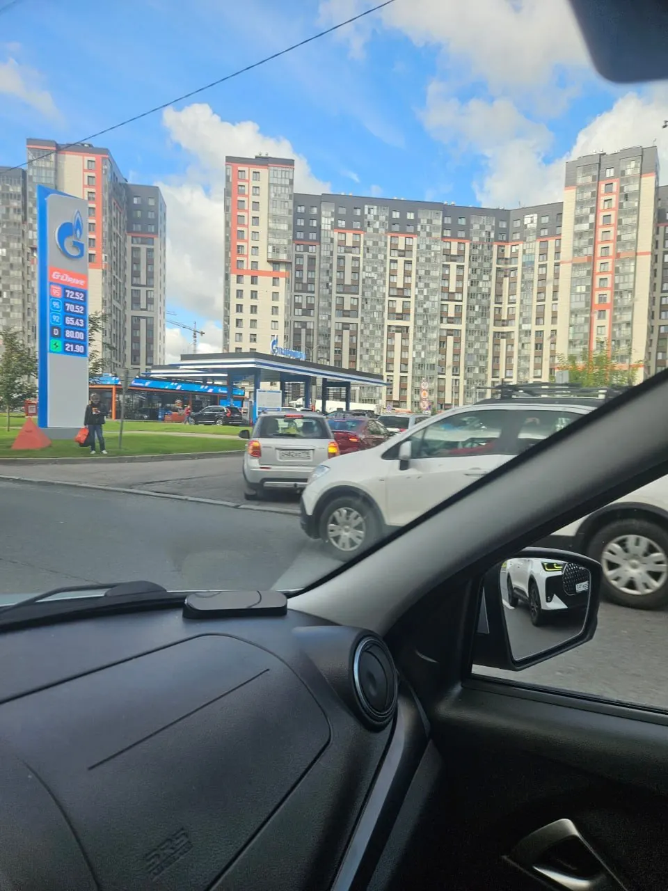 По всей стране фиксируются длинные очереди на заправках и подъем цен на бензин после ударов по нефтеперерабатывающим мощностям. Ситуация отмечена в Перми, Миассе, Волгограде и других регионах.