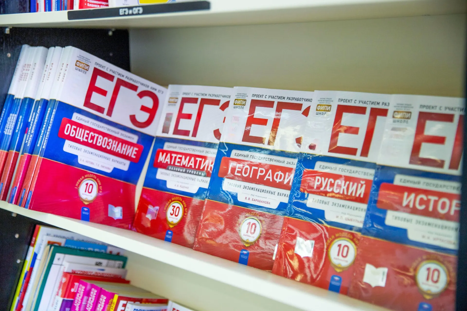 Увеличат количество заданий по двум ЕГЭ-предметам, но время на экзамены останется без изменений.