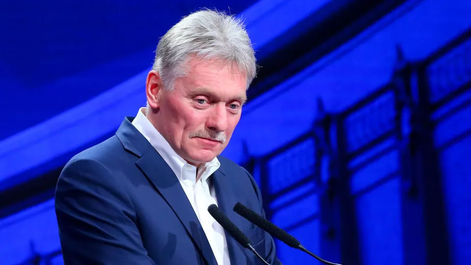 Песков заявил, что в день выборов Россия не будет наносить ударов по Украине; аналитики обсуждают влияние на переговоры и планы по выборам на Украине.