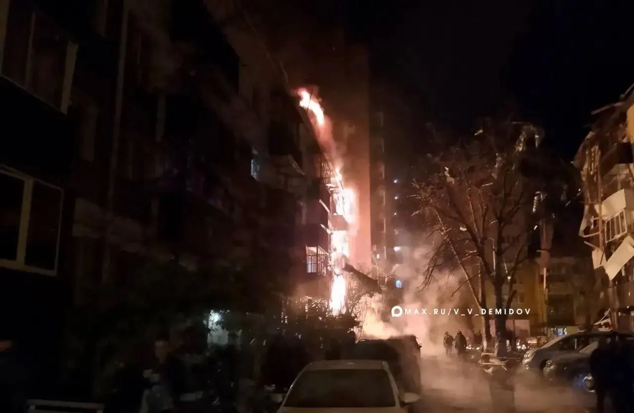 За ночь по Белгороду и соседним регионам нанесены удары более чем 500 беспилотников; пострадали гражданские, погиб один человек.
