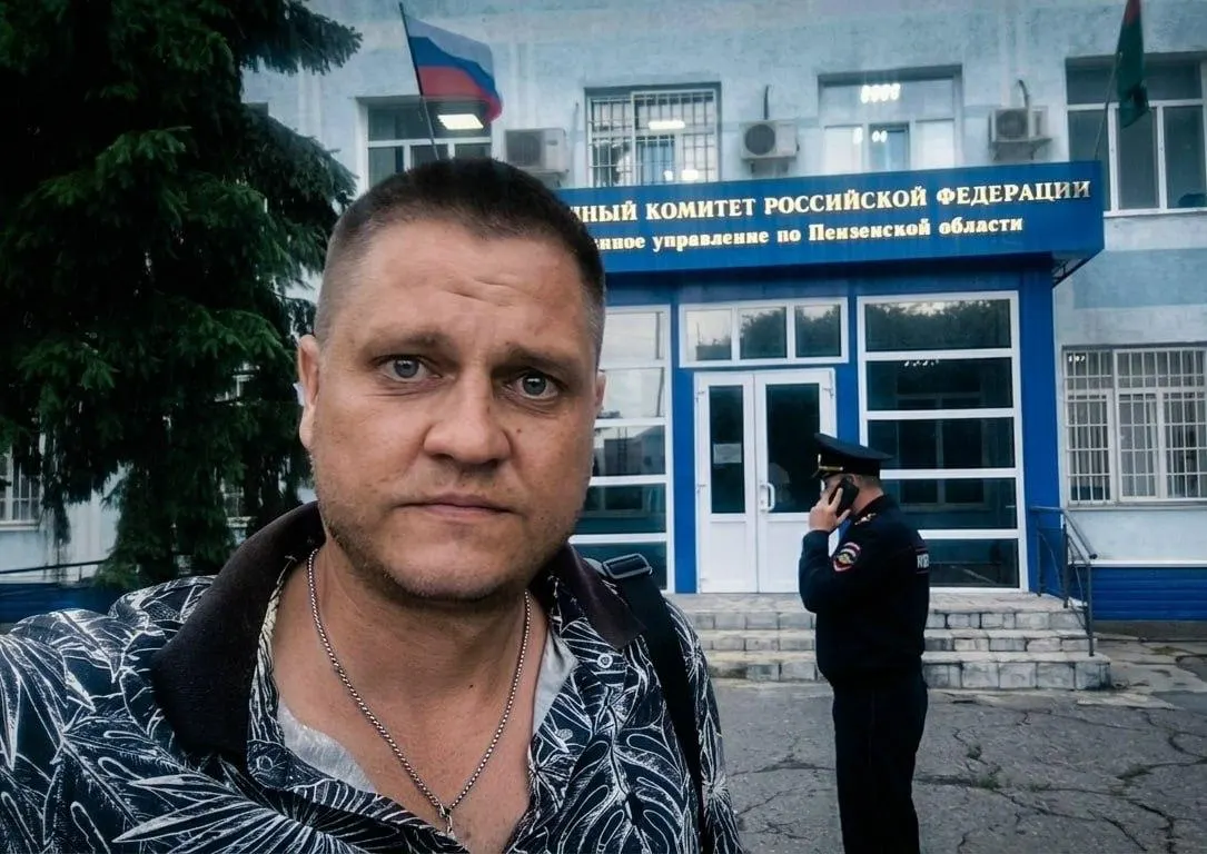 Ленинский районный суд Пензы вынес блогеру два года принудительных работ за публикацию призывов к участию в военных действиях и обсуждение силовых рейдов; помимо наказания — штраф и ранее наложенный арест.