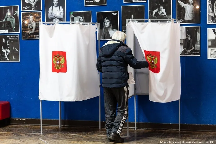 Обсуждается возможность разделения сроков выборов Госдумы и региональных кампаний; приводят пример Калининградской области.