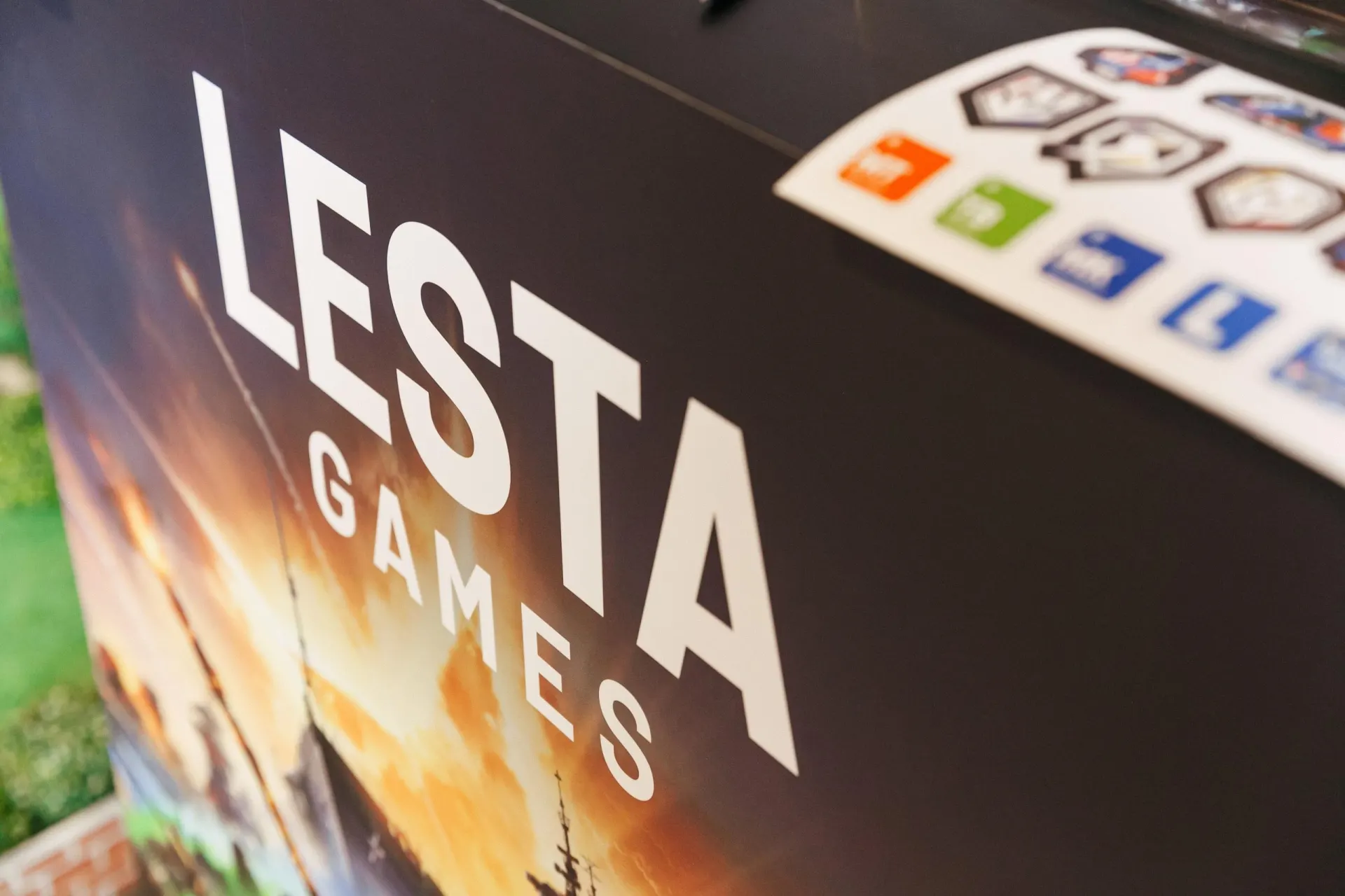 Студия «Леста», известная по сериям World of Tanks и World of Warships, перешла под контроль консорциума частных инвесторов; три юридических лица вошли в состав нового владельца. По данным отчета 2025 года баланс нулевой, штат — один сотрудник.